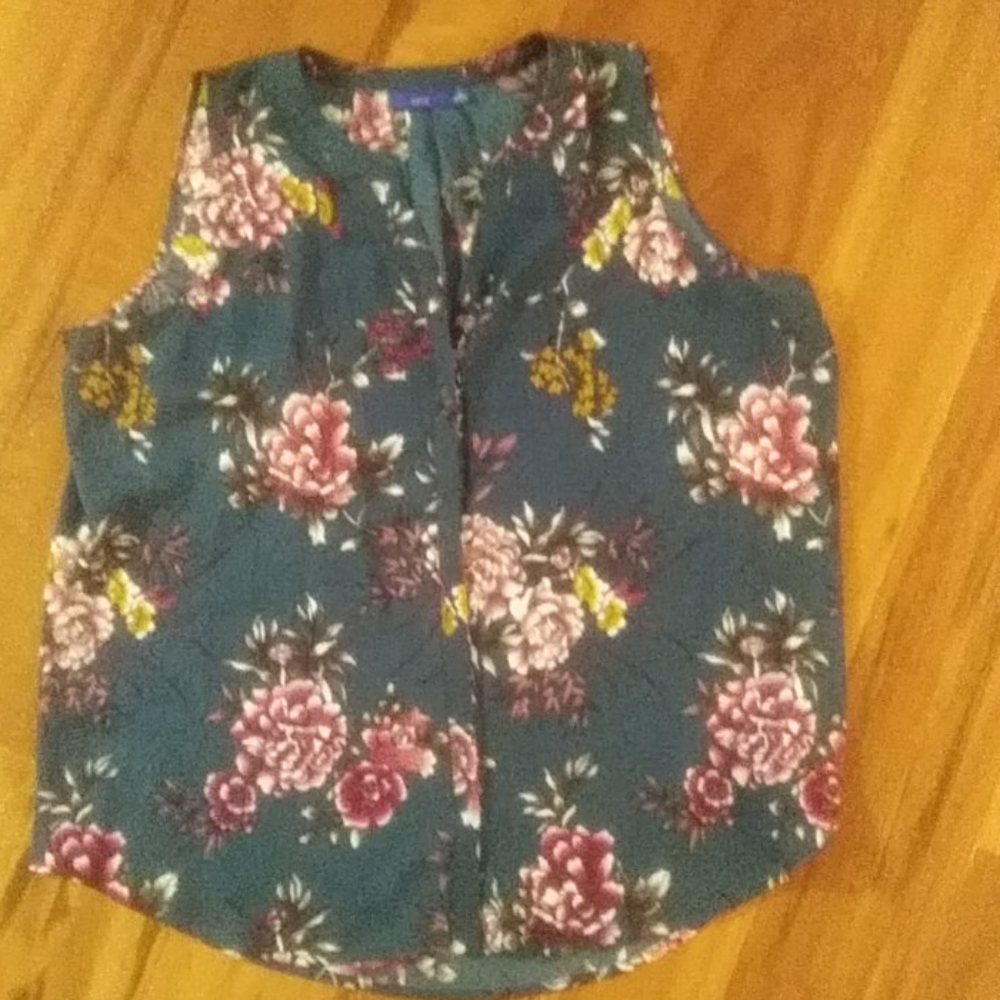 Apt 9 top